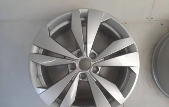 Volkswagen Touran III R18 alloy rim 10A071498