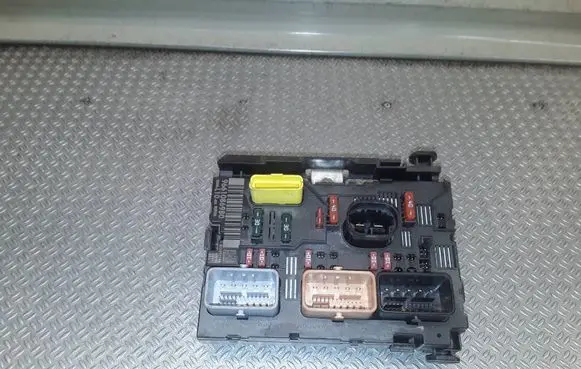Peugeot 207 Fuse module 9661086980