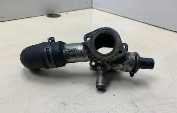 Volkswagen PASSAT B5.5 Engine coolant pipe/hose 038121133A