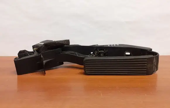 Mercedes-Benz C W203 Accelerator throttle pedal 6923 A2113010001