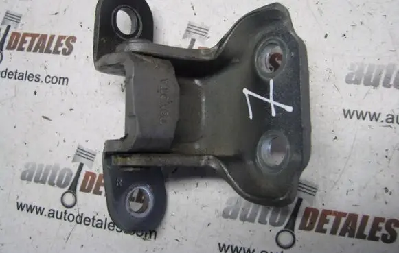 Toyota Yaris Front door lower hinge 