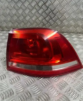 Volkswagen Touareg II Rear/tail lights 7P6945096D