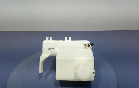 Mitsubishi Space Star Windshield washer fluid reservoir/tank
