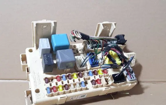 Toyota Avensis T250 Fuse module 82641CA010F 3230576459