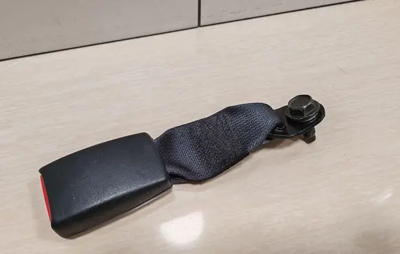 Nissan Note (E11) Rear seatbelt buckle 163297