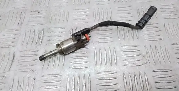 Volvo XC90 Fuel injector 31336653