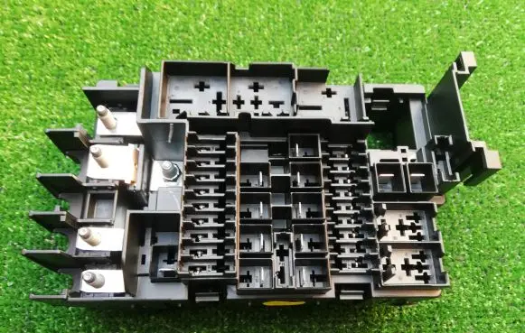 Volkswagen PASSAT B7 Fuse box set 5C0937819B