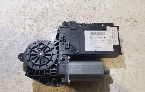 Porsche Cayenne (9PA) Front door window regulator motor 7L0959795