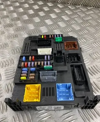 Peugeot 3008 II Fuse module 9819855080