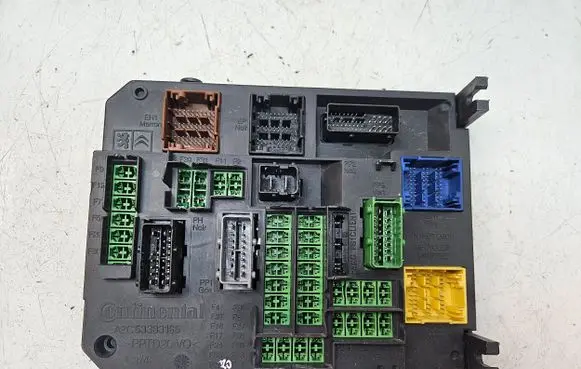 Peugeot 508 Fuse module 9664992380