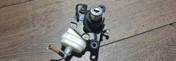 Audi A4 S4 B5 8D Tailgate exterior lock 8d0862055