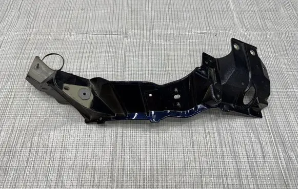 Maserati GranTurismo Headlight/headlamp mounting bracket 670173045