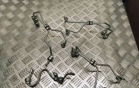 Volvo S80 Fuel injector supply line/pipe 
