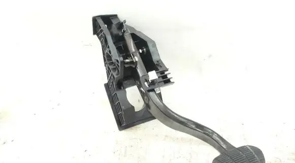 BMW 2 F45 Brake pedal 81007132