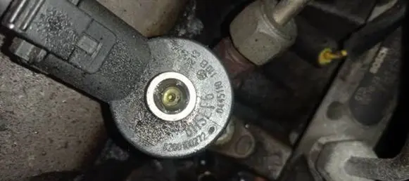 Nissan Primera Fuel injector 0445110110B 8200100272