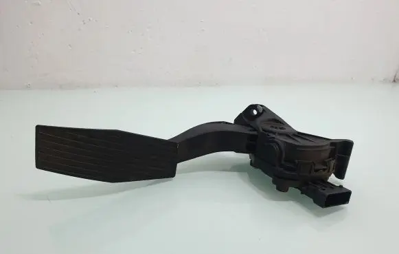 Opel Insignia A Accelerator throttle pedal 13237352