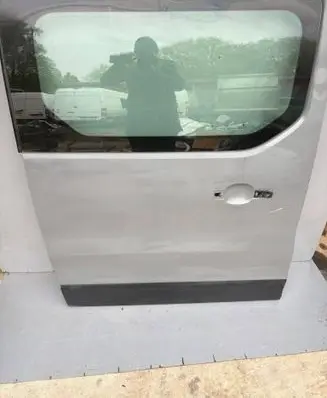 Renault Trafic III (X82) Side sliding door 821002409R