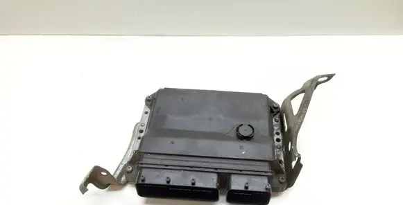 Toyota Avensis T270 Engine control unit/module 6966105D30 MB2759000181