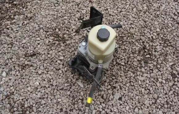Ford Kuga I Power steering pump 4M513K514DA