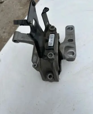 Audi Q3 8U Engine mount bracket 5N0199262