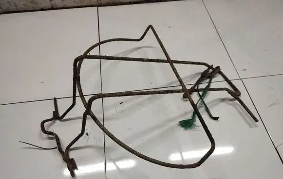 Opel Combo C Fuel tank mounting bracket 