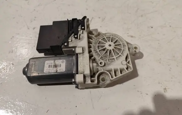 Volkswagen PASSAT B6 Rear door window regulator motor 1K0959704P
