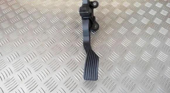 Accelerator throttle pedal