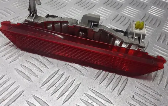 Toyota Yaris Third/center stoplight