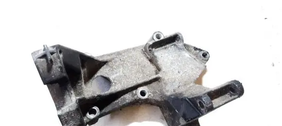 Engine mounting bracket