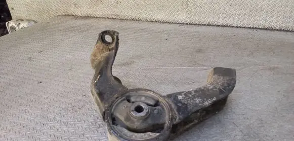 Mitsubishi Lancer VIII Engine mount bracket