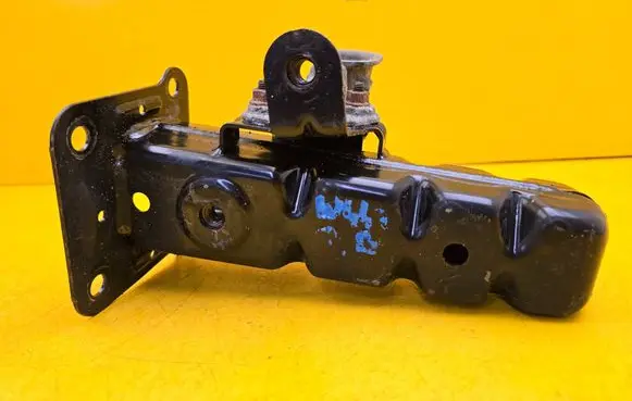 Mercedes-Benz Vito Viano W447 Front bumper mounting bracket A4476200195