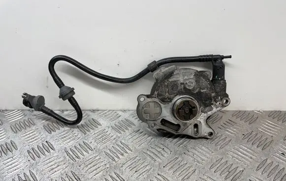 Volkswagen Golf VI Vacuum pump 03L145100