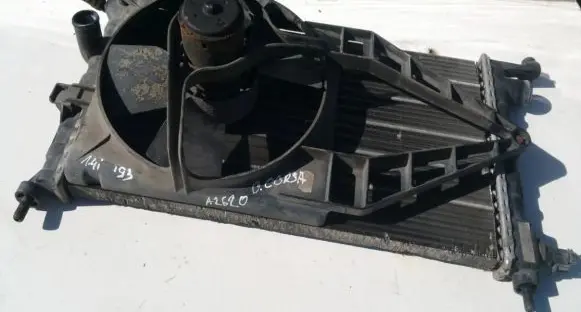 Radiator cooling fan shroud