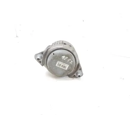 Mercedes-Benz CLS C218 X218 Engine mount bracket A2042404817