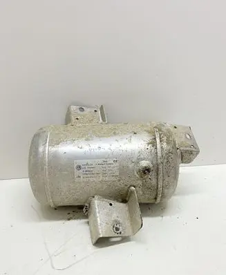 Vacuum air tank