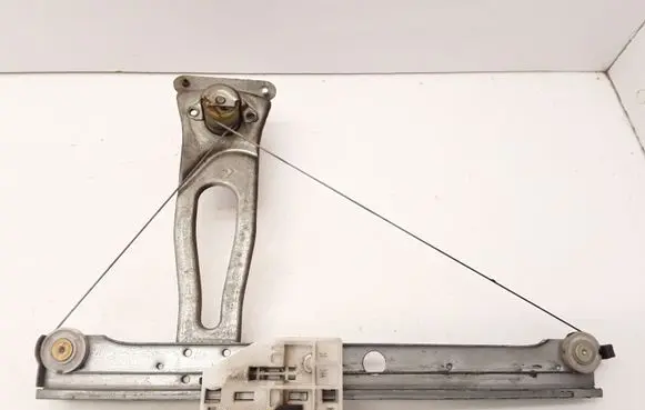 Rear door manual window regulator