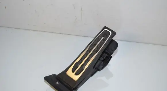 Accelerator throttle pedal