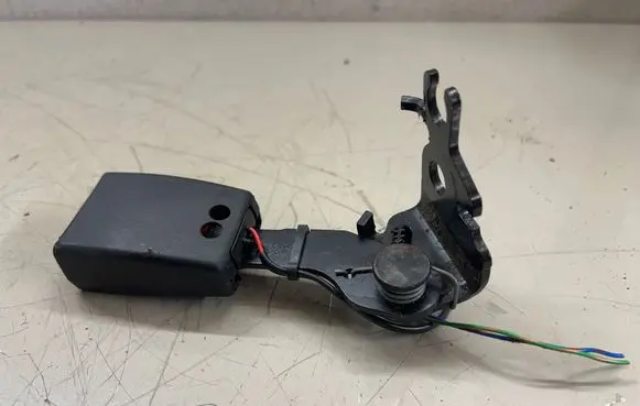 Volvo XC60 Rear seatbelt buckle 31332777 34130682 3B32012