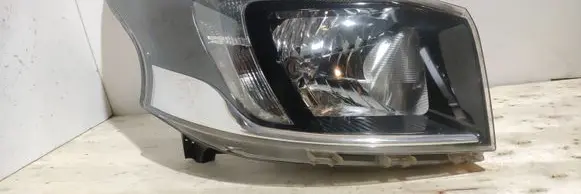 Opel Vivaro Headlight/headlamp 260107798R 270111868