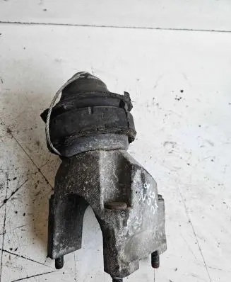 Volvo XC90 Engine mount bracket