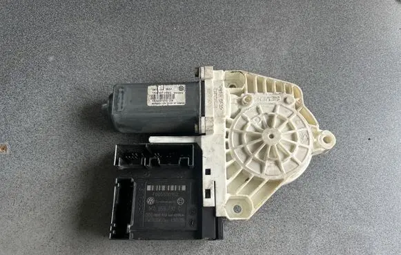 Volkswagen Golf V Front door window regulator motor 1K0959702E 1K0959792C F005S00152