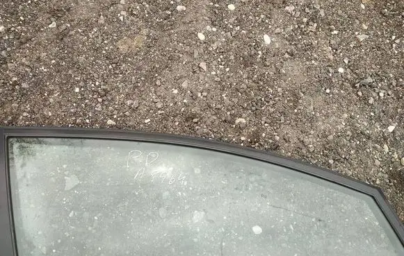 Honda Civic Front door window glass four-door as2