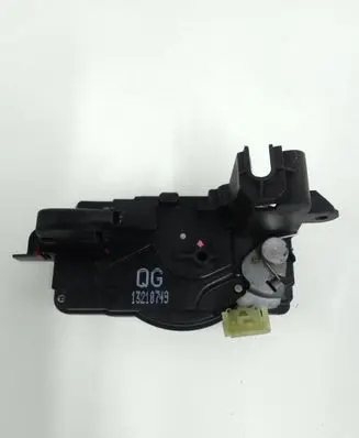 Opel Zafira B Front door lock 13210749