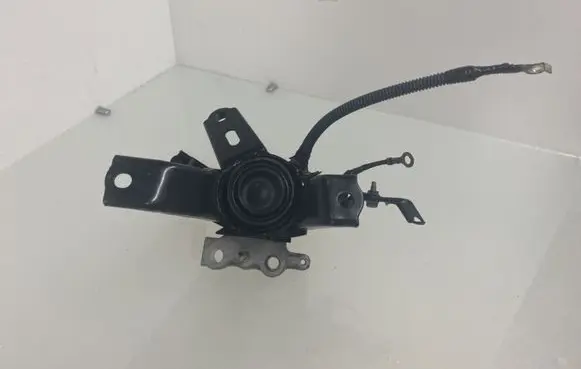 Lexus CT 200H Engine mount bracket