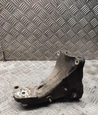 Engine mount bracket