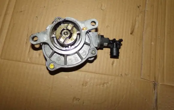 Renault Espace IV Vacuum pump 8200102535