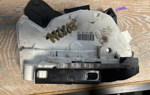 Seat Toledo IV (NH) Front door lock 5E1837016A