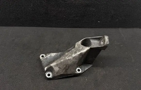 Volkswagen PASSAT B5 Engine mounting bracket 8D0199307P