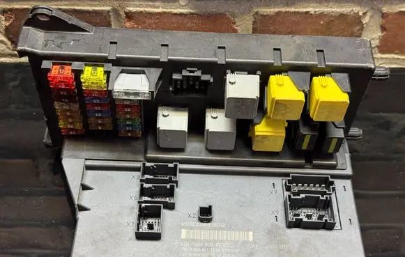 Mercedes-Benz Sprinter W906 SAM control unit A9069004700 A9069011500