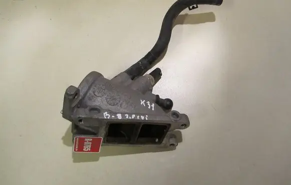 Volkswagen PASSAT B8 Intercooler pipe mounting bracket 04L128637A